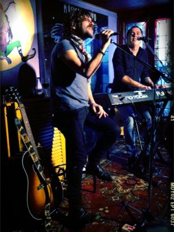 Quique González y César Pop.