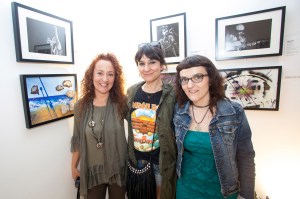 Marta y Dolors con Eva Amaral. Foto: Juan Pérez Fajardo
