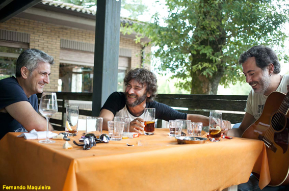 Quique González y César Pop junto al autor de 'Esa canción me suena'. Foto: Fernando Maquieira