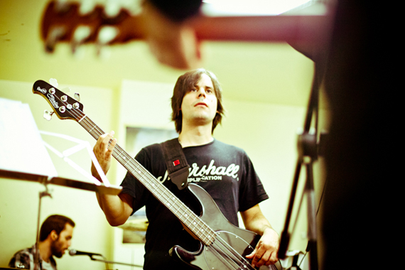 Antonio Ávalos, bajo.